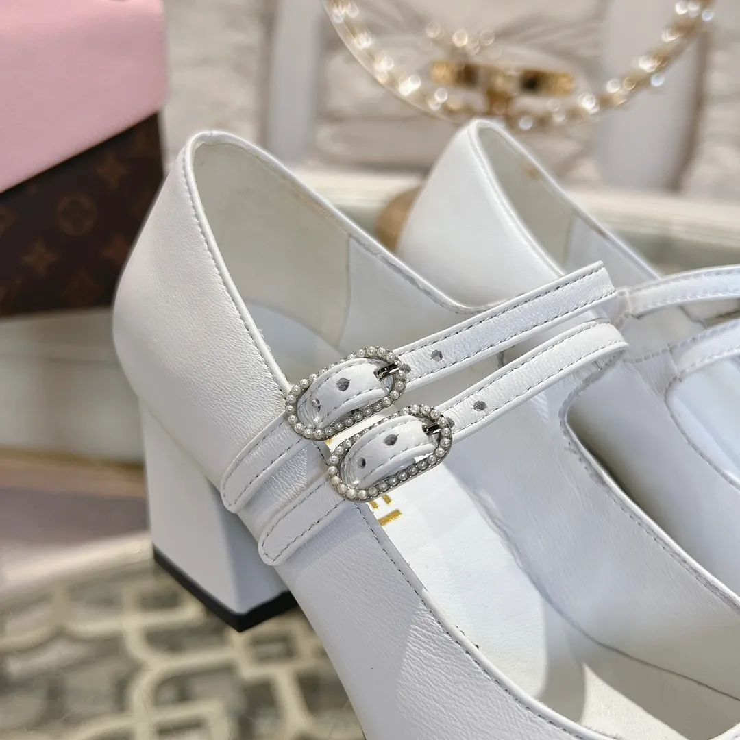 👟👟Ex-factory price 520👟👟 Women's Shoes Factory 𝐂𝐇𝐀𝐍𝐄𝐋 | Xiaoxiang 2025 Mary Jane Shoes Macaron Series ❤️ 2025 Spring and Summer New Xiaoxiang Mary Jane Shoes Series New〰 🍬 A must in the fashion circle, the matching will demonstrate meticulous minimalism Classic elements that will never fade away 💋 Show unique dressing style and it’s too beautiful to say anything. A must-have for summer... Upper: Sheepskin Lining: Sheepskin Outsole: Genuine leather sole Shoe size: 35-41 (40 and 41 customizations are non-refundable) Heel height: 1.5cm/6cm